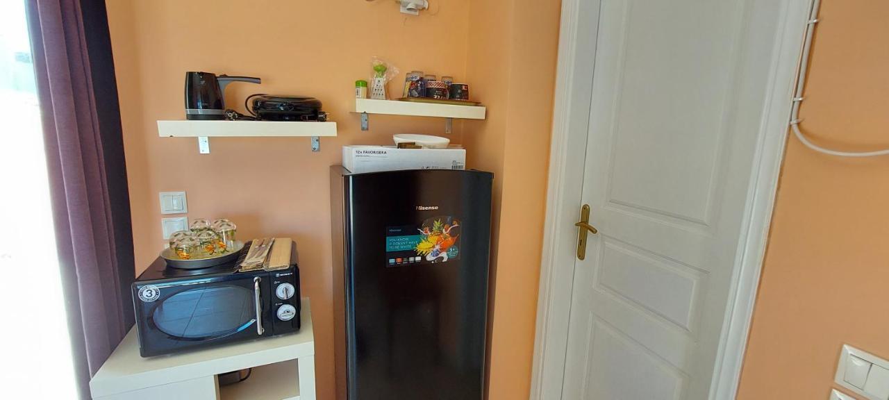 Anastacias Apartment Artemida  Bagian luar foto